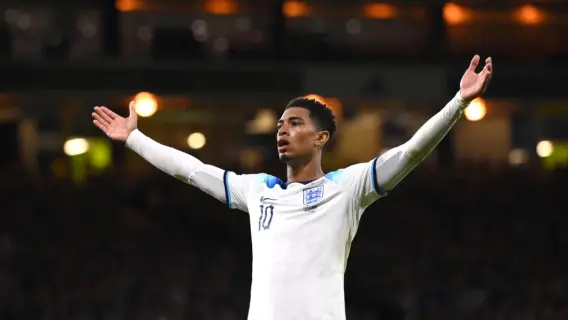 بيلينغهام يتألق مع المنتخب الإنجليزي بعد استدعاء صديق طفولته مورغان روجرز