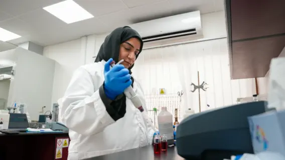 مختبرات هيئة كهرباء ومياه الشارقة تفحص 18809 عينات مياه خلال عام 2024