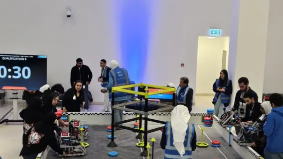 طلاب كلية الهندسة بالجامعة الأمريكية يحققون جائزة أفضل تصميم في مسابقة الروبوتات الوطنية