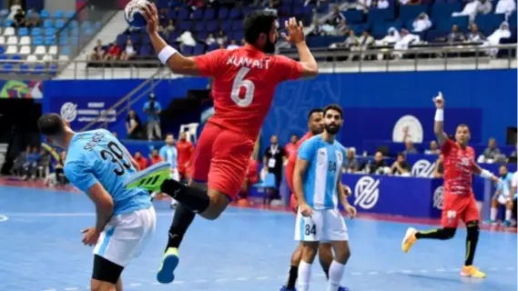 الكويت يحقق فوزاً كبيراً على السالمية ويعزز صدارته في دوري اليد