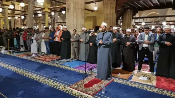 طالب أزهري يتقدم الآلاف في صلاة التراويح بالجامع الأزهر