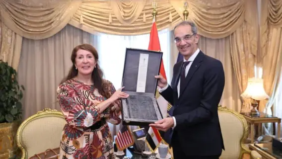 وزير الاتصالات المصري يلتقي سفيرة الولايات المتحدة لمناقشة تعزيز التعاون في الاتصالات وتكنولوجيا المعلومات