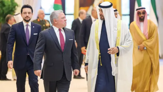 محمد بن زايد وملك الأردن يناقشان تعزيز العلاقات الأخوية وجهود وقف إطلاق النار في غزة