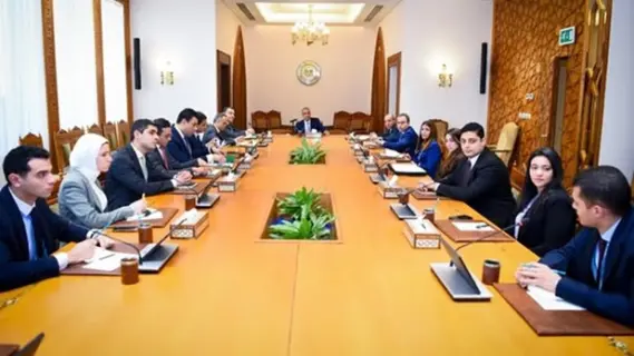 وزير الخارجية والهجرة يعقد اجتماعًا مع قيادات وأعضاء قطاع الشئون العربية