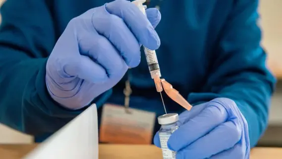 طرق سهلة لحجز لقاحات الحج عبر تطبيق "صحة"