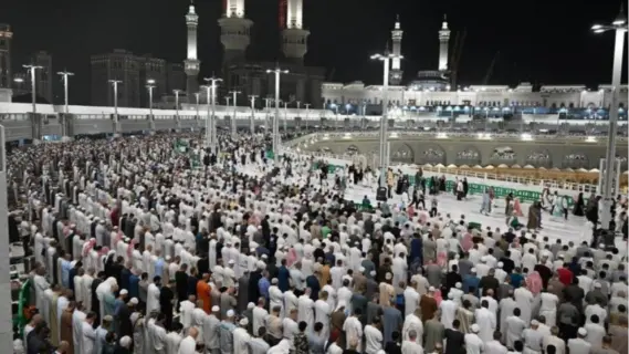 أجواء روحانية مميزة في ليلة السابع والعشرين من رمضان لضيوف الرحمن