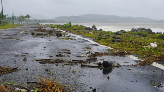 إعصار إرنستو يسبب فوضى في برمودا وانقطاع الكهرباء عن آلاف السكان