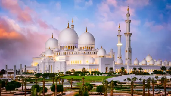 جامع الشيخ زايد الكبير في أبوظبي يستعد لاستقبال الزوار خلال عيد الفطر