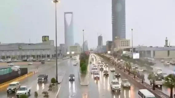 المركز الوطني للأرصاد ينبه من تقلبات جوية في عدة مناطق بالمملكة السعودية