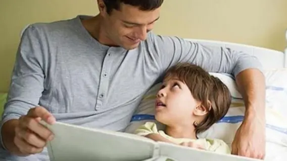 استطلاع: الآباء والأمهات يقرؤون قصص ما قبل النوم لأطفالهم 416 مرة سنوياً