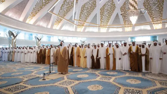 سمو الشيخ هزاع بن زايد يؤدي صلاة عيد الفطر ويستقبل المهنئين في العين