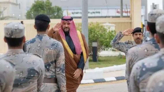 أمير الحدود الشمالية يهنئ ضباط وأفراد حرس الحدود بعيد الفطر من خلال زيارة مفاجئة