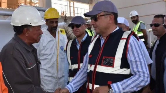 وزير قطاع الأعمال يتفقد شركة النصر للأسمدة في السويس