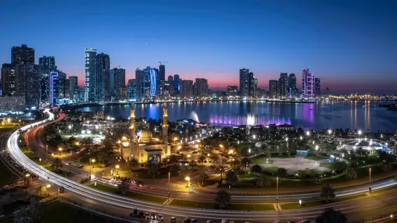 واجهة المجاز في الشارقة تتألق بأجواء العيد المبهجة