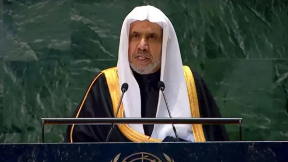 الأمين العام لرابطة العالم الإسلامي يلقي خطبة عيد الفطر في جامع تيرانا الكبير بألبانيا