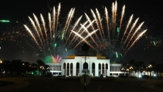 مدينة العين تحتفل بأول أيام العيد بفعاليات نارية وثقافية متنوعة