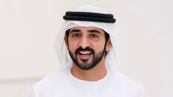 سمو الشيخ حمدان بن محمد يؤدي صلاة عيد الفطر في مسجد زعبيل الكبير