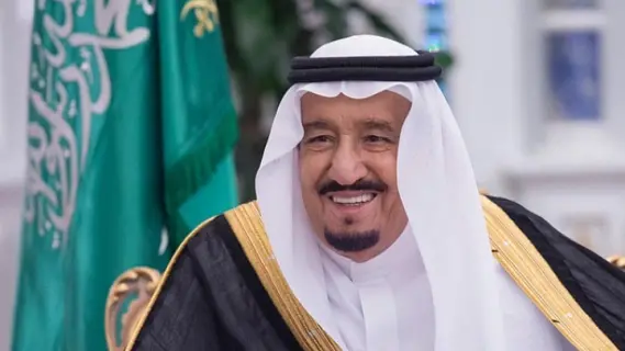 لقاء خادم الحرمين الشريفين والأمير مقرن بن عبدالعزيز خلال صلاة عيد الفطر المبارك