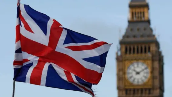 حادث غريب: طفل بريطاني يتناول رماد جده أمام ذهول والدته