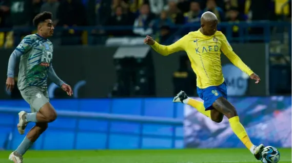 النصر يتقدم على الهلال بهدف مثير في ديربي الرياض