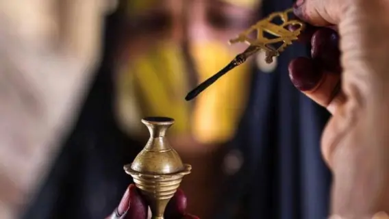 المكحلة والمرود: رموز تراثية تعكس الهوية والجمال الإماراتي