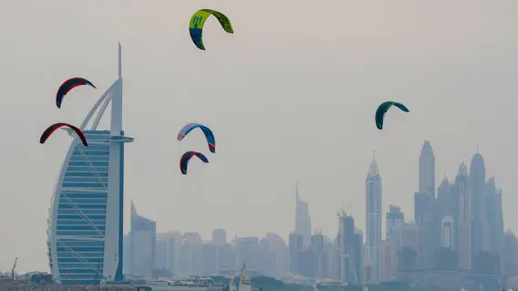 انطلاق مسابقة دبي كايت سيرف 2025 في جزر دبي