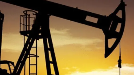 صعود أسعار النفط مع تراجع الدولار الأمريكي يجذب المشترين