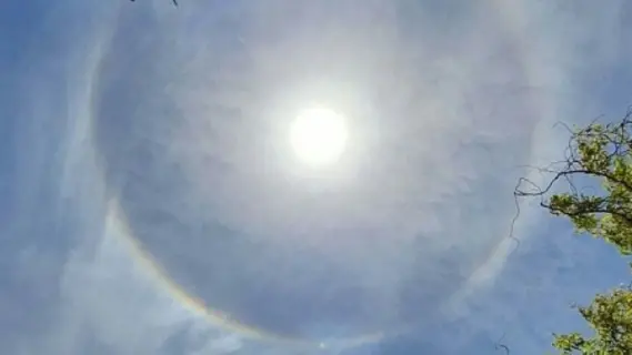 ظهور هالة حلقية حول الشمس في سماء الشارقة