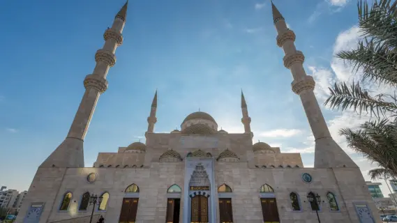 تخفيض فترة الفاصل بين الأذان والإقامة في مساجد الكويت لمواجهة أزمة الكهرباء