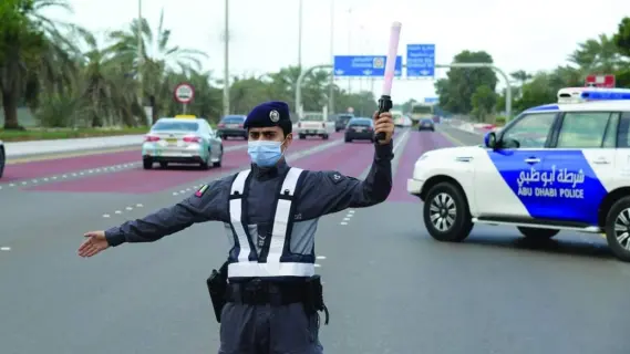 شرطة أبوظبي تطالب بإفساح الطريق لمركبات الطوارئ