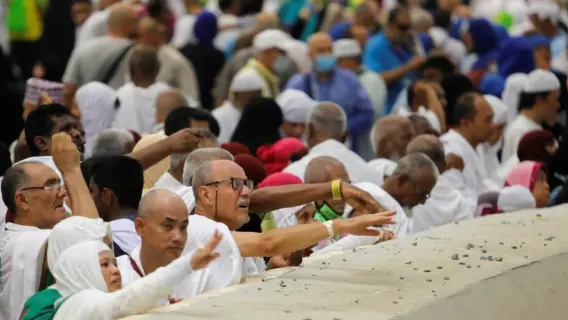 حجاج بيت الله الحرام يواصلون رمي الجمرات بمنى في أول أيام التشريق