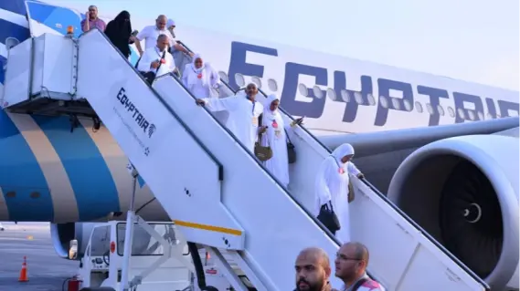 مصر للطيران تبدأ جسرها الجوي اليوم لإعادة الحجاج إلى الوطن