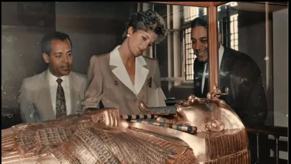 المتحف المصري ينشر صورة نادرة لأميرة ويلز الراحلة ديانا أمام تابوت توت عنخ آمون