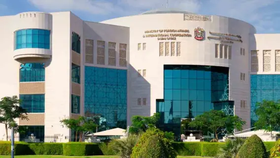 الخارجية الإماراتية تدعو للتواصل مع شركات الطيران لمتابعة الرحلات