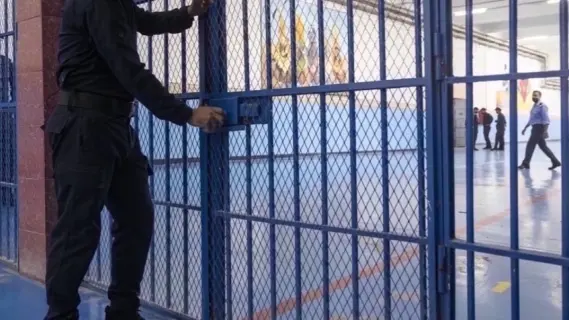 الحبس 5 سنوات لشاب بتهمة ابتزاز فتاة وتهديدها بنشر صور مخلة