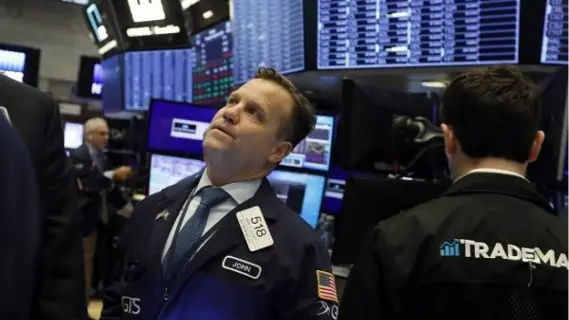 تراجع طفيف للأسهم الأمريكية في تعاملات منتصف اليوم