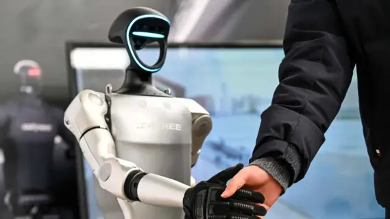 روبوتات تستقبل الضيوف في فندق ياباني وتثير دهشة السائحين