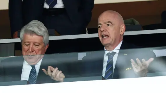 رئيس الفيفا يصف مباراة الهلال ومانشستر سيتي بالتاريخية والخالدة