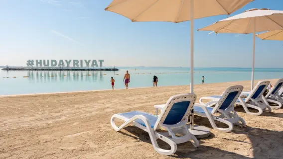 افتتاح أول شاطئ ليلي في جزيرة الحديريات بأبوظبي