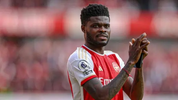 اتهام اللاعب الغاني توماس بارتي بخمس وقائع اغتصاب في لندن