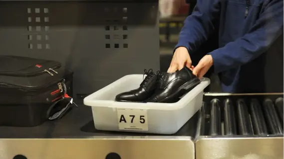 The United States ends the requirement to remove shoes at airport security