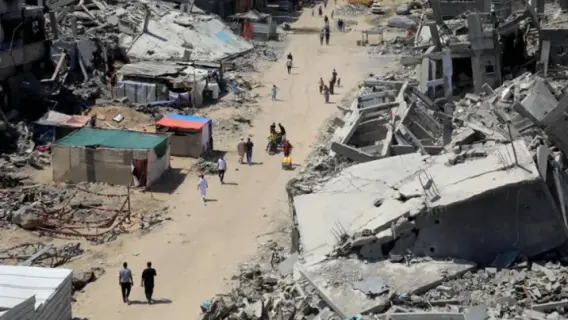 غارات الاحتلال تضرب منازل وخيام نازحين في غزة