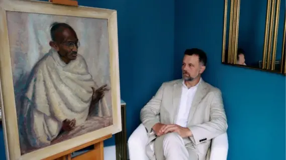 مزاد في لندن يحقق 200 ألف دولار من بيع لوحة نادرة لغاندي