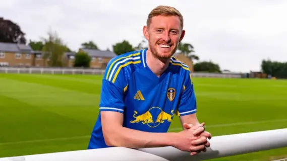 ليدز يضم شون لونغستاف من نيوكاسل لتعزيز وسط الملعب