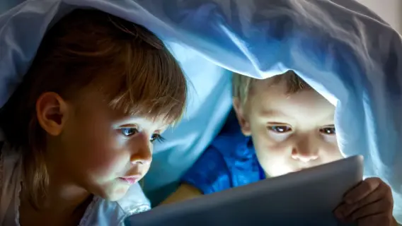 دراسة تكشف مخاطر استخدام الهواتف الذكية على صحة الأطفال