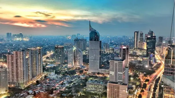 إندونيسيا تطلق حملة تلقيح السحب لمكافحة حرائق الغابات والضباب