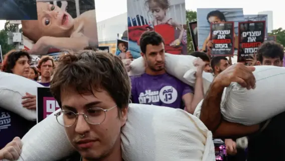 إسرائيليون يتظاهرون بأكياس الطحين ضد تجويع غزة