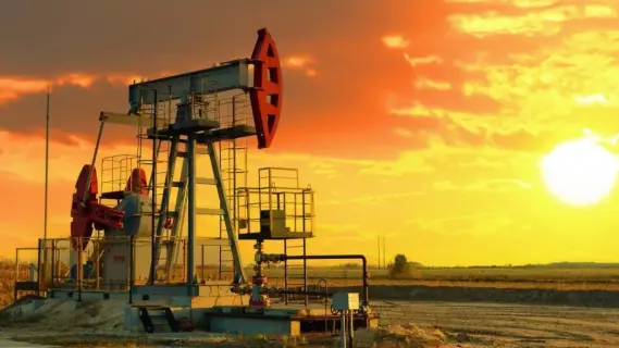 النفط يواصل الانخفاض وسط ترقب لتوحيد التعريفة الجمركية