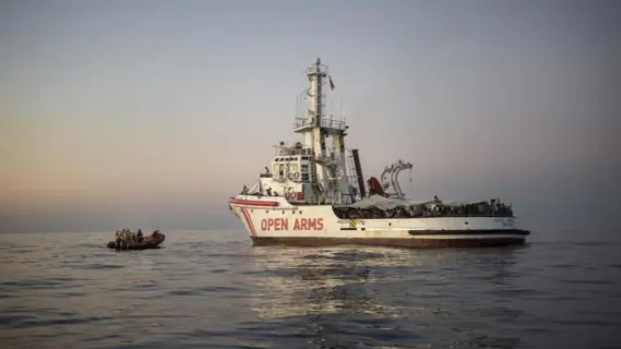 اليونان توجه سفينة إنقاذ إلى البحر الأحمر بعد هجمات على سفنها