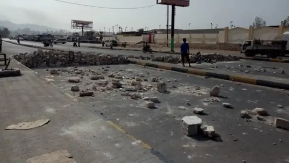 اليمن: محتجون يغلقون الطريق الرئيس في المكلا احتجاجاً على سوء الخدمات